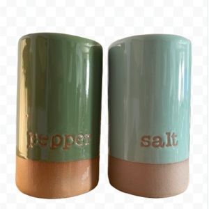 4.5" x 2.5" salt and pepper shaker set, cute!
